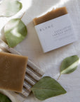 savon-hydratant-eucalyptus-argile-grise-blanc-savonnerie