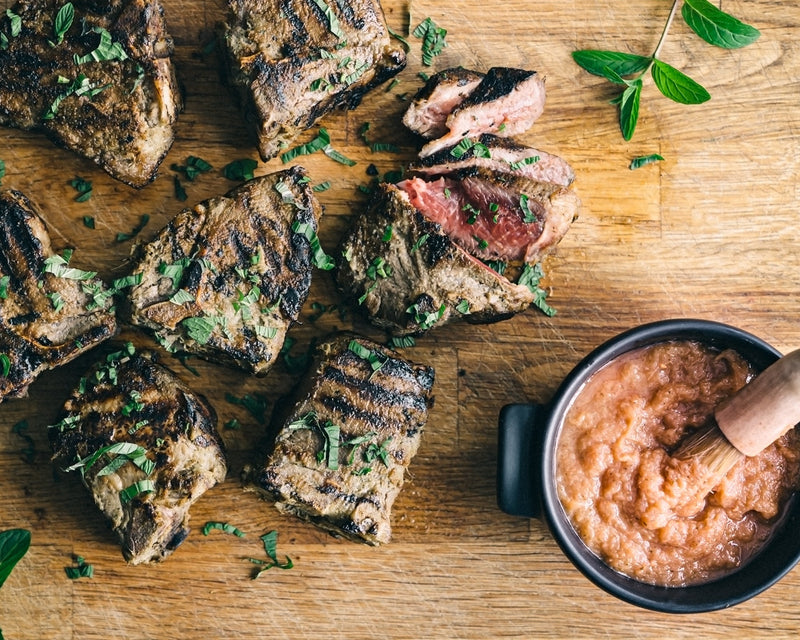 Côtelettes d’agneau, marinade aigre-douce à la rhubarbe