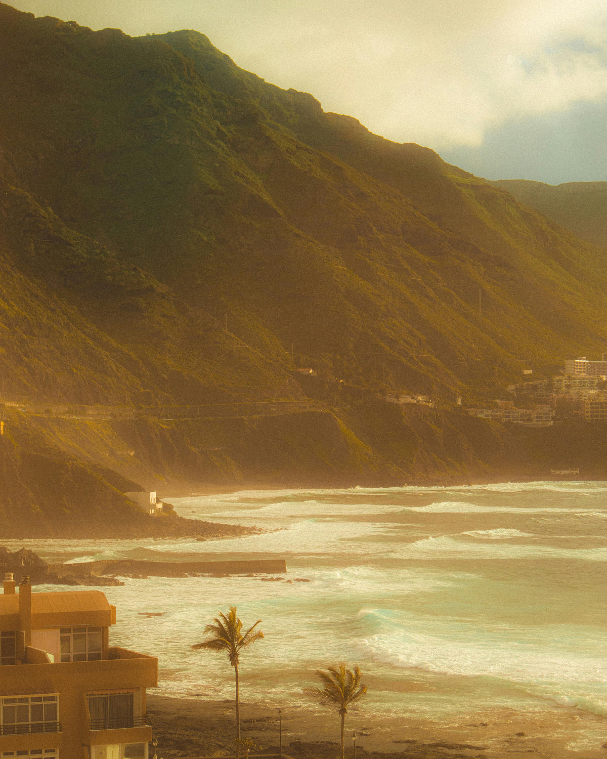 Paysage de bord de mer évoquant la fragrance de bougie sel de Mer de Dimanche Matin