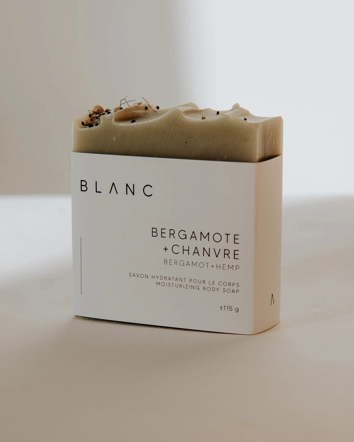 Le savon bergamote + chanvre avec son étiquette de l'entreprise Blanc Savonnerie.