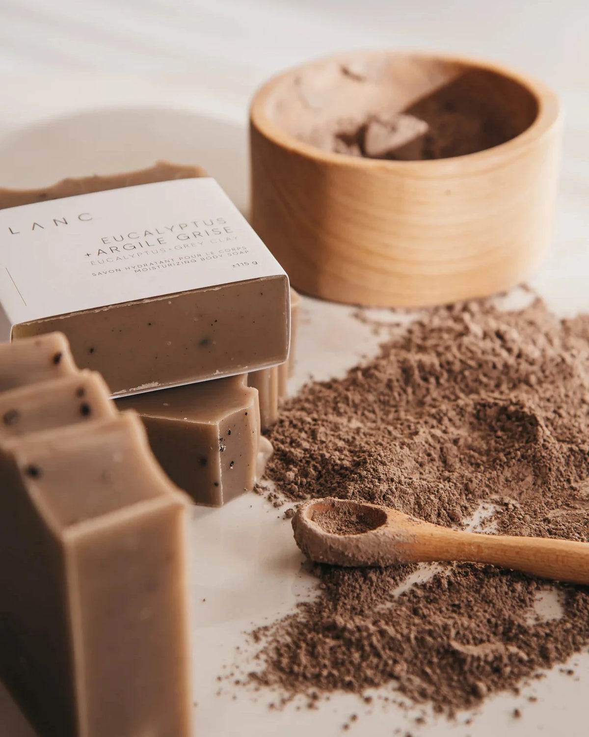savon-hydratant-eucalyptus-argile-grise-blanc-savonnerie-lifestyle